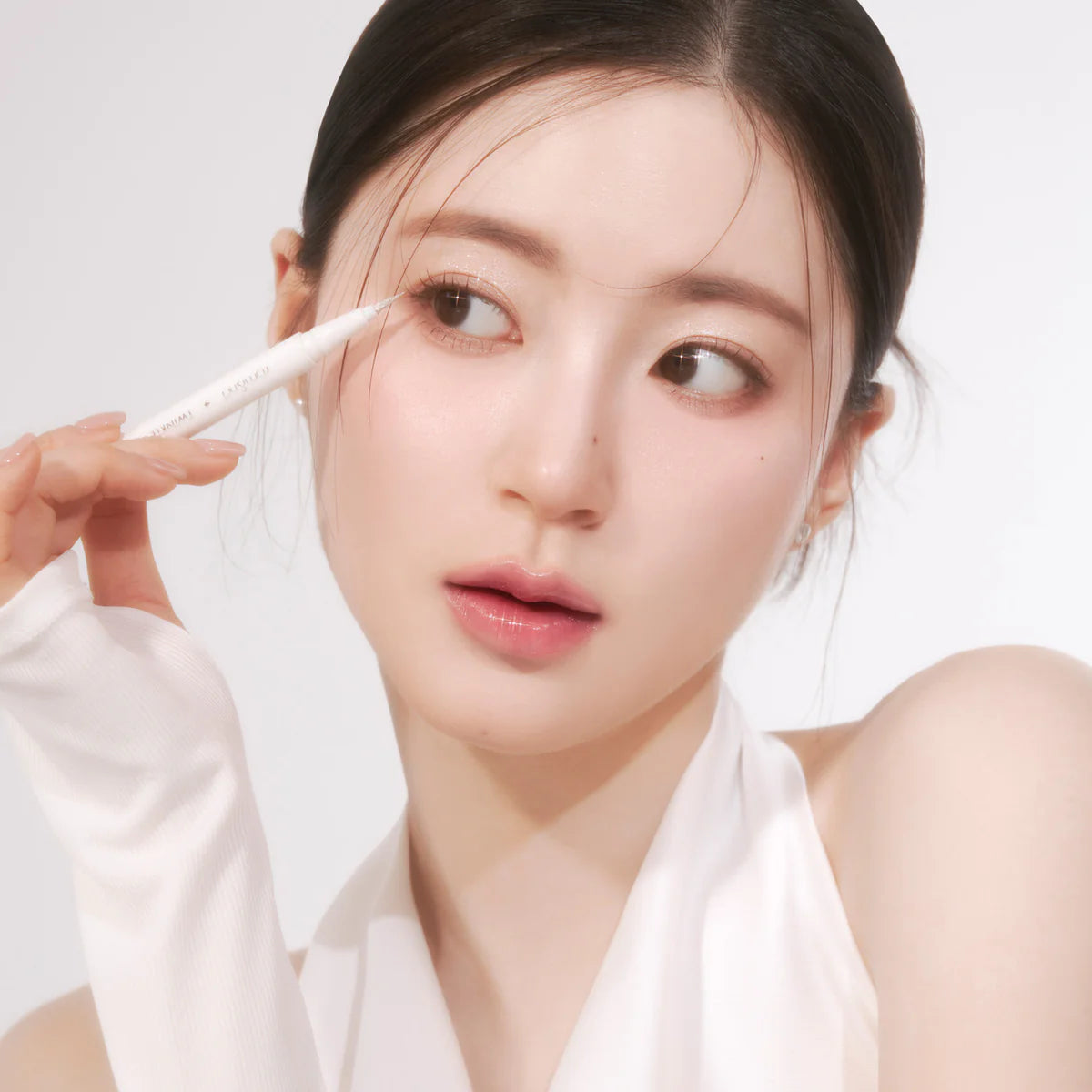 delineador de ojos con brillos coreano